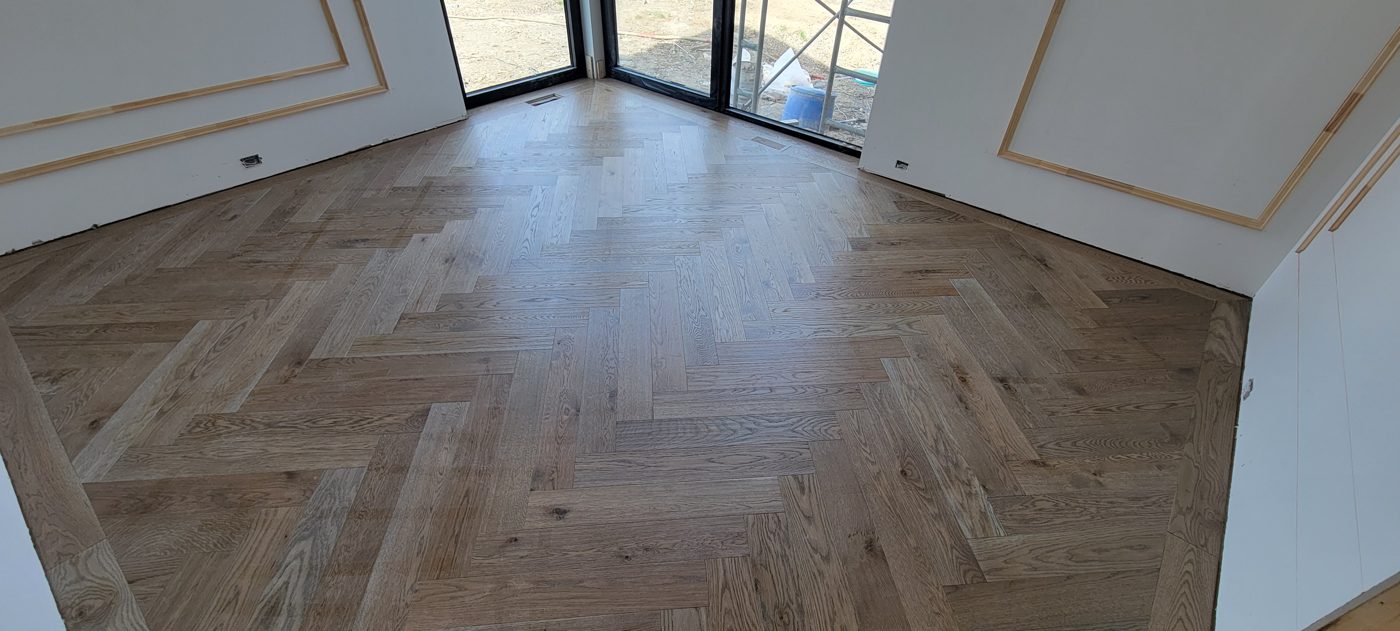 Plancher à chevrons en chêne blanchi vers les portes-patio, rue du Parcours