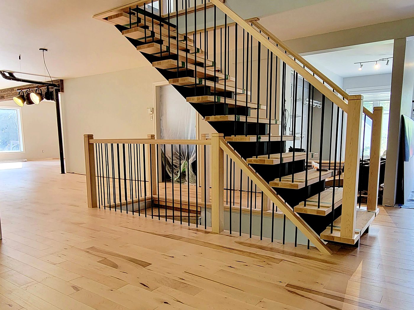 Escalier flottant en érable avec barreaux de métal noir, Sherbrooke