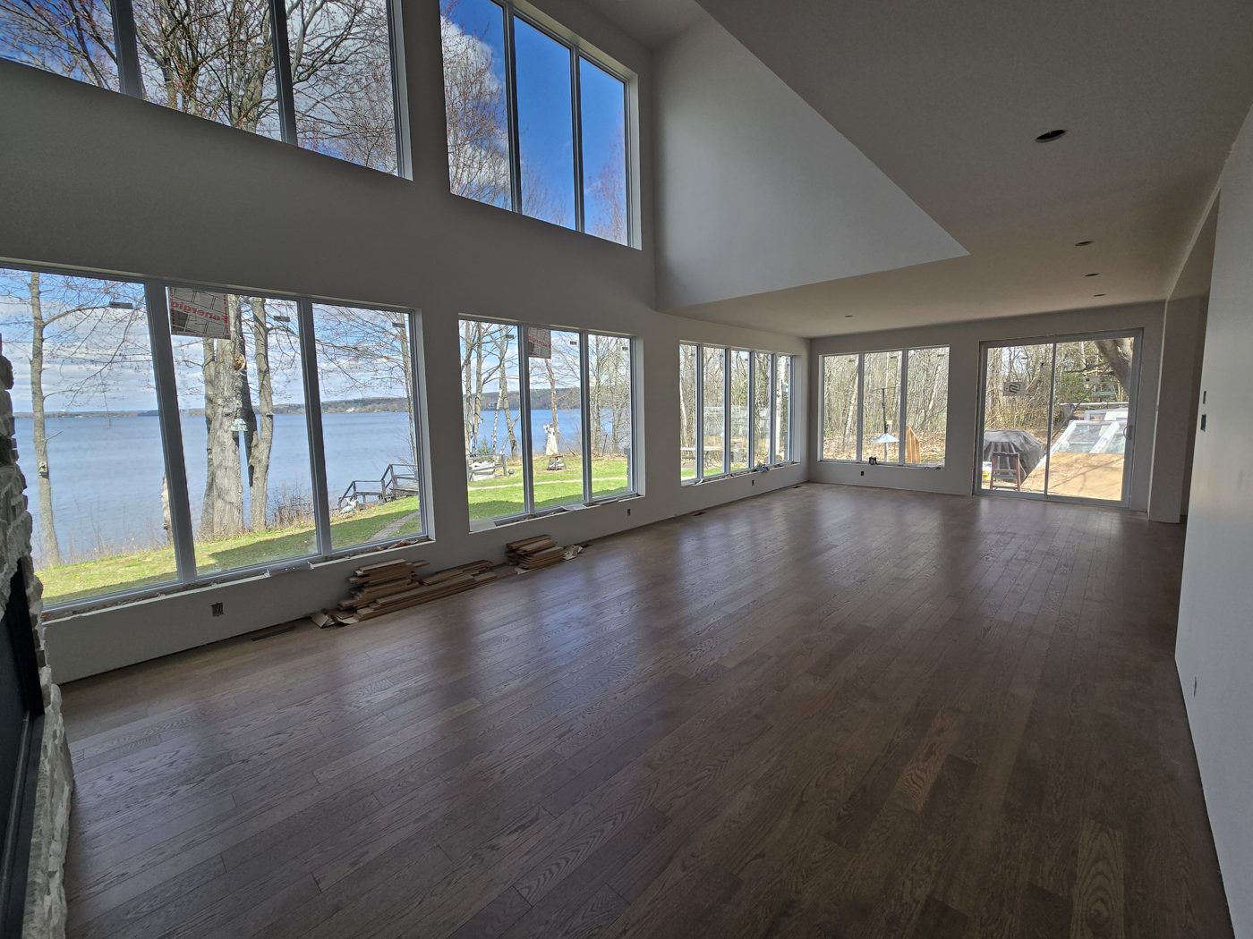 Installation de plancher de bois franc dans une grande pièce avec vue sur le lac à Magog Installation de plancher de bois franc dans une grande pièce avec vue sur le lac à Magog