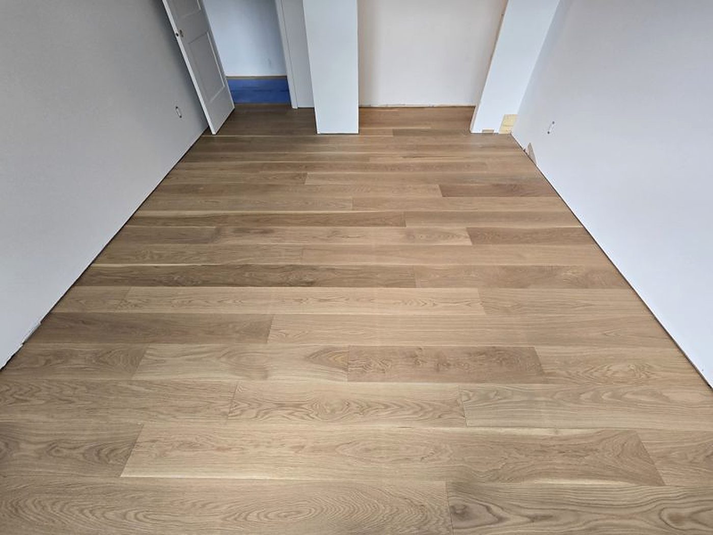 Plancher de chêne clair à planches larges dans un corridor, Sherbrooke