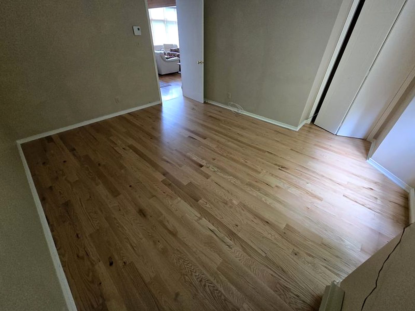 Plancher de chêne rouge naturel dans une chambre à Mansonville