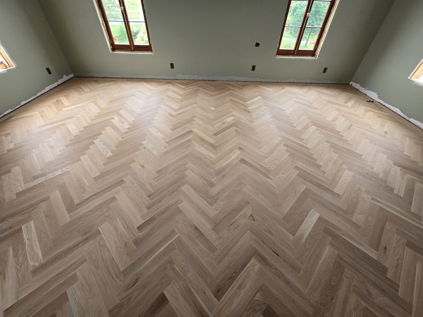 Plancher à chevrons en chêne blanc installé par Straté-J Constructions à Sherbrooke Plancher à chevrons en chêne blanc installé par Straté-J Constructions à Sherbrooke