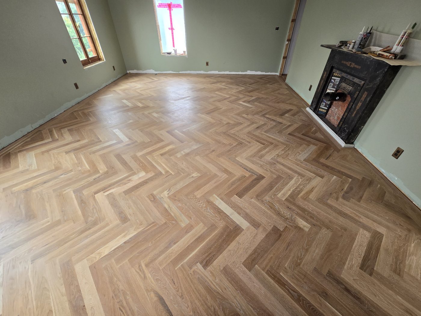 Plancher à chevrons verni avec foyer, chalet en Estrie