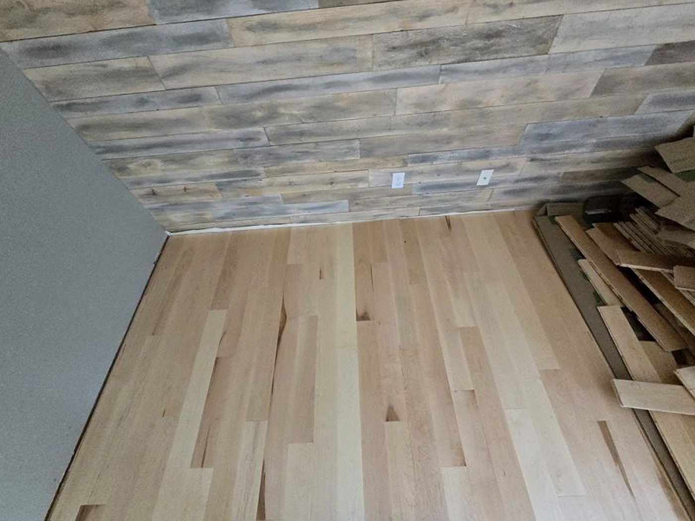 Plancher d’érable clair et mur de bois de grange, Saint-François-Xavier-de-Brompton Plancher d’érable clair et mur de bois de grange, Saint-François-Xavier-de-Brompton