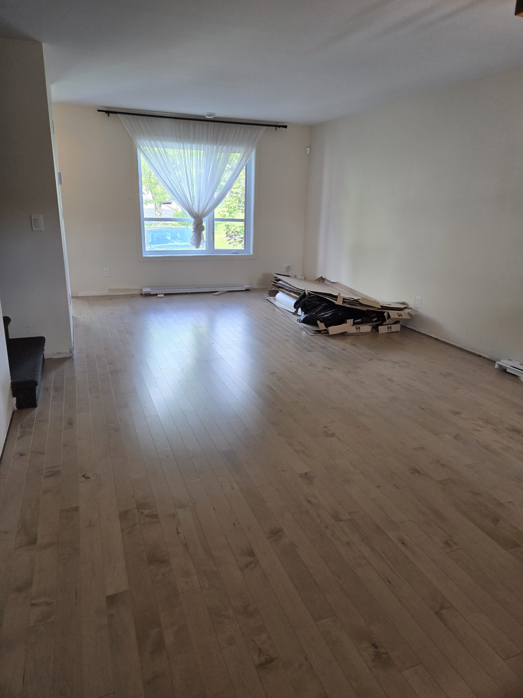 Plancher d’érable clair dans un salon à Sherbrooke