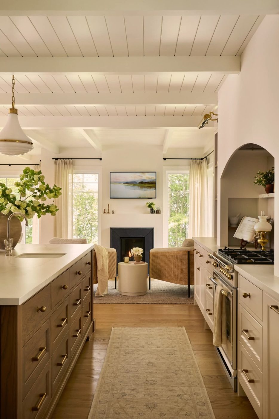 Rénovation de cuisine blanche avec îlot en bois et plancher de chêne en Estrie Rénovation de cuisine blanche avec îlot en bois et plancher de chêne en Estrie