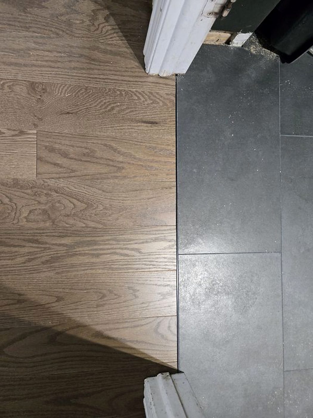 Transition entre un plancher de chêne gris et une céramique ardoise, Sherbrooke